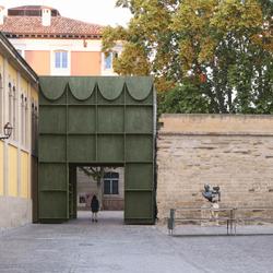 Extra-Ordinary Gate, Logroño